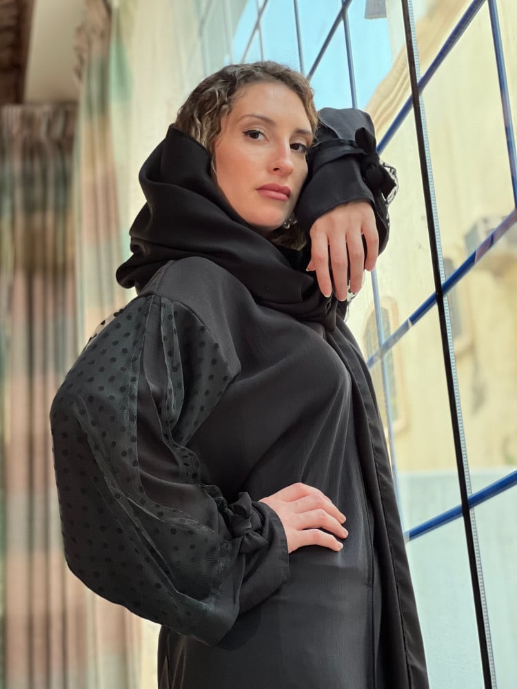 عباية كريب خفيف وطايح مزينه بتل منقط عالأكمام رقم 287