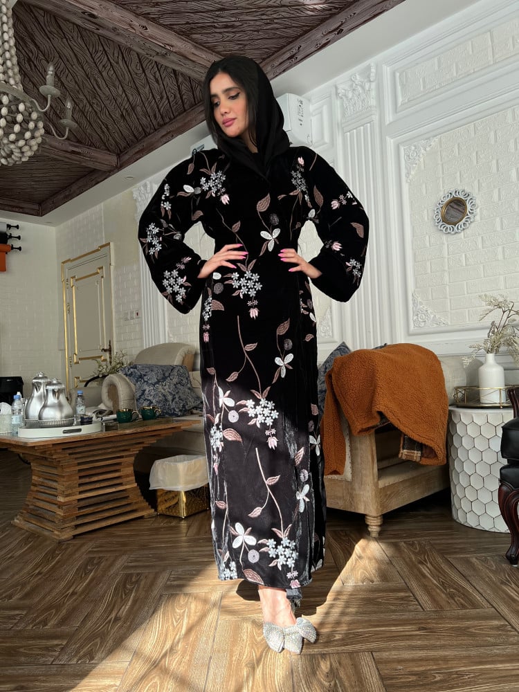عباية مخمل مطرزة بالخيوط البرونز والفضي بالكامل