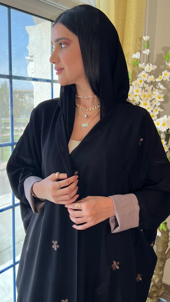 عباية سوداء كريب مايتعرفط مزينه بأكمام تل مبطنه ومطرزة بالخيوط الملونة