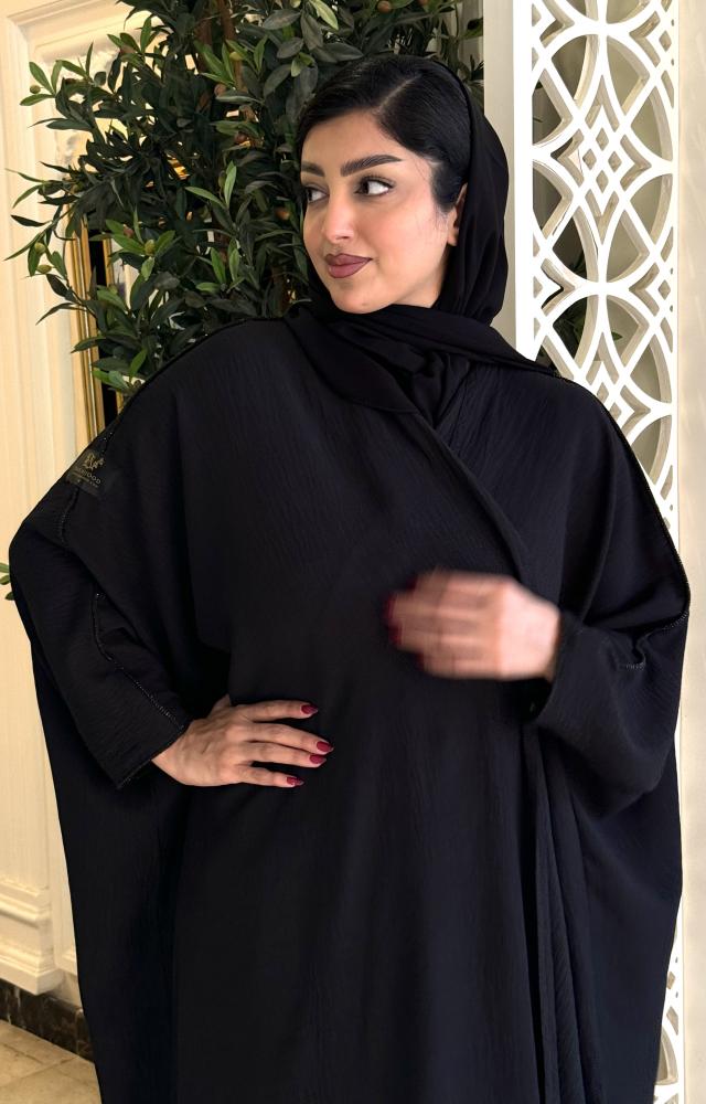 عباية بشت كريب خفيف وطايح ومايتعرفط مزينه بالفصوص من الاطراف