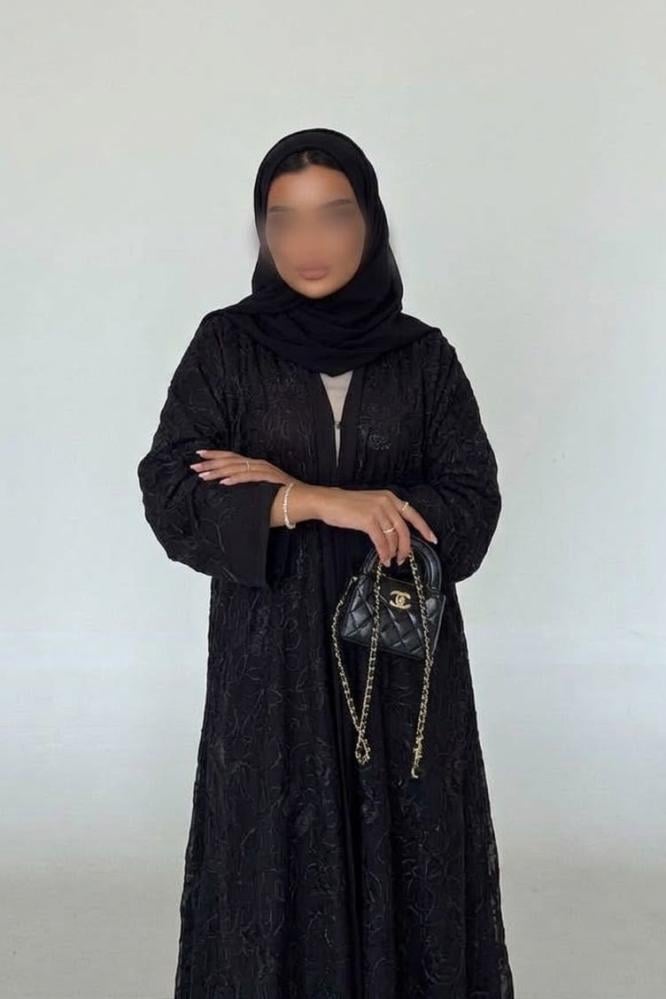 عباية سوداء مطرزه بالخيوط والفصوص بالكامل معاها طرحة ساده