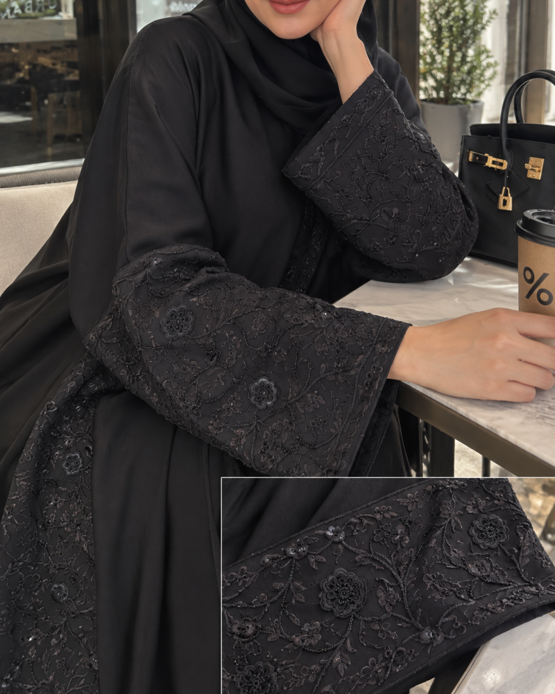 عباية سوداء مطرزه بالخيوط السوداء الساده من الاكمام والجوانب معاها طرحة ساده