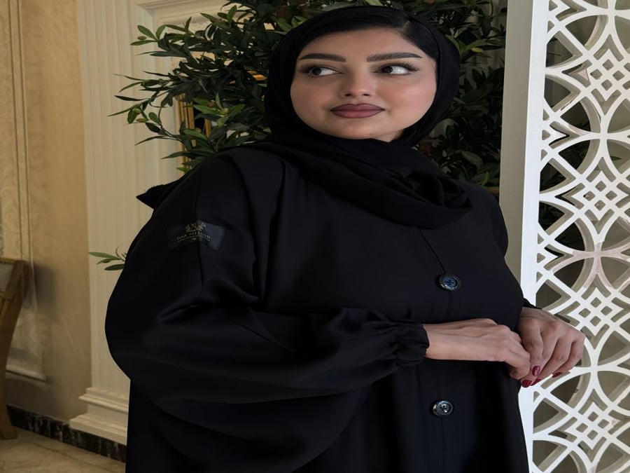 عباية فستان كاملة بأكمام مطاط وازارير زينه من الأمام