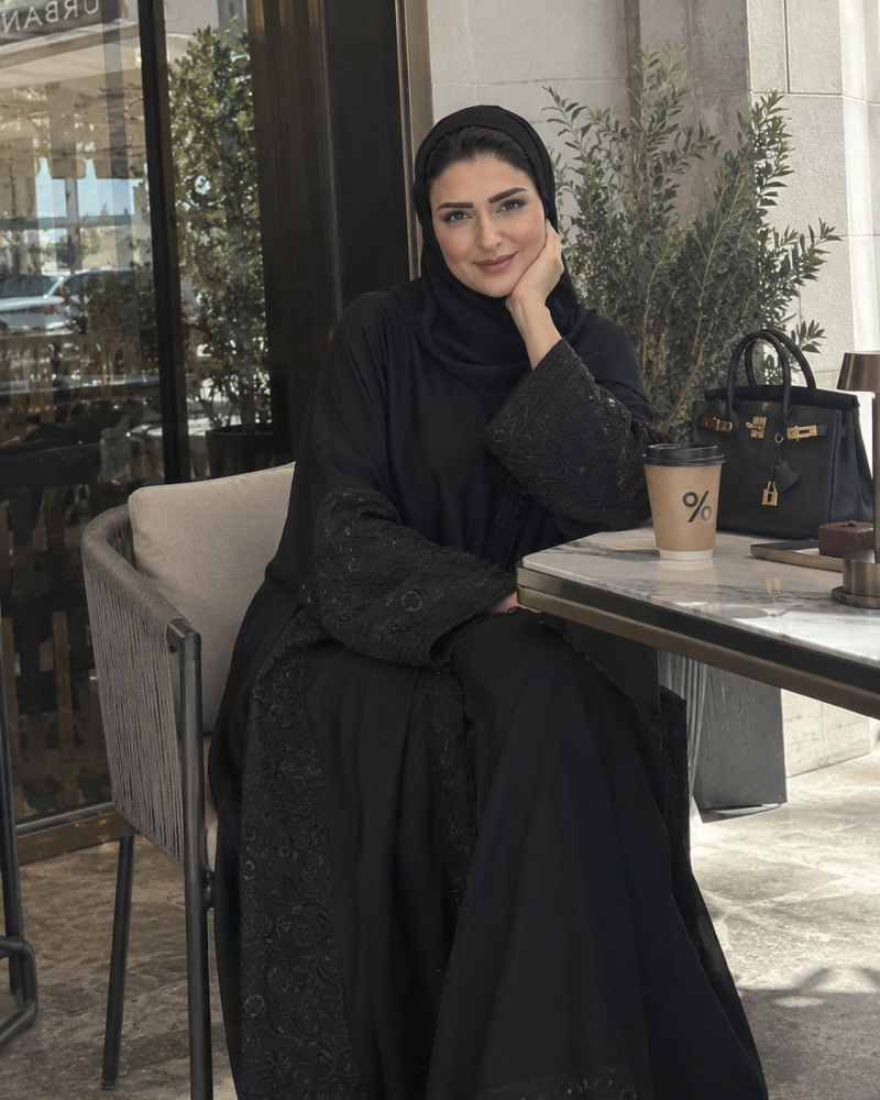 عباية سوداء مطرزه بالخيوط السوداء الساده من الاكمام والجوانب معاها طرحة ساده