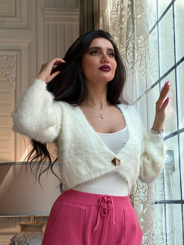 طقم شتوي بنطلون فوشي وبلوزه فرو بيضاء