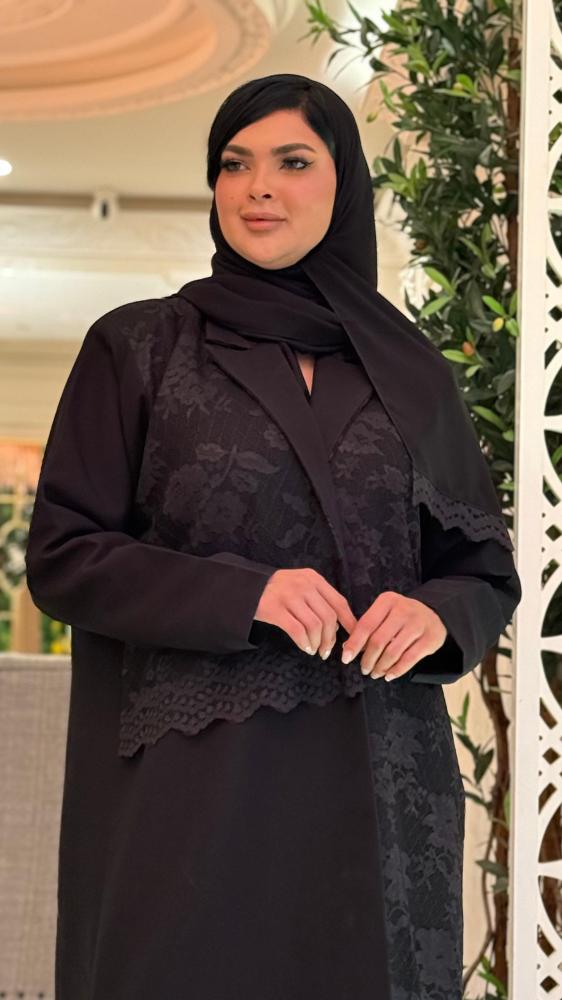 عباية بالطو سوداء مزينه بالدانتيل الأسود من الأمام رزه وفخمه وانيييييقه