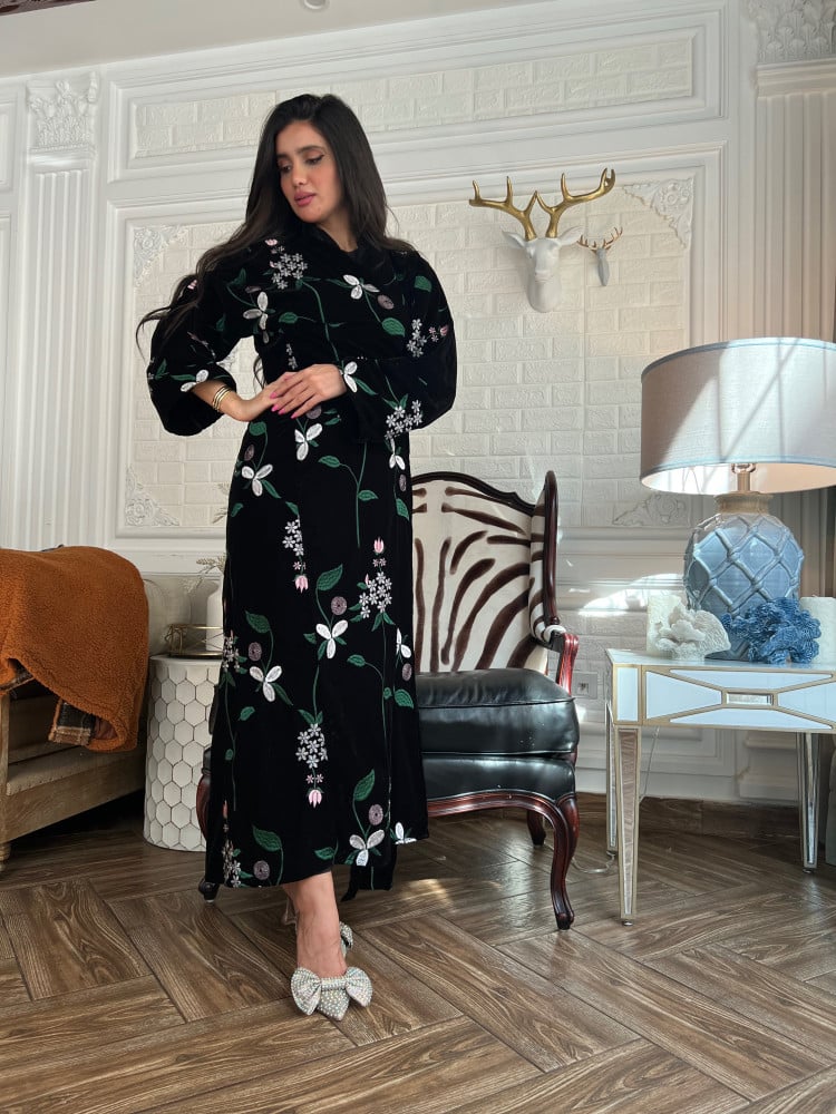 عباية مخمل مطرزة الخيوط الملونة بالكامل