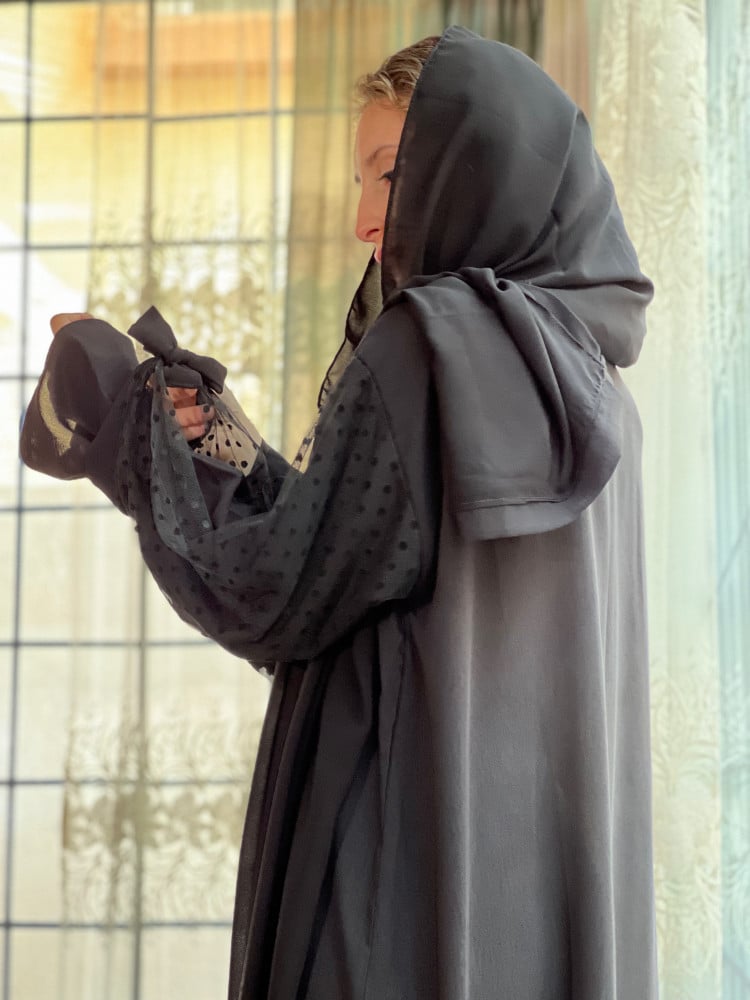 عباية كريب خفيف وطايح مزينه بتل منقط عالأكمام رقم 287
