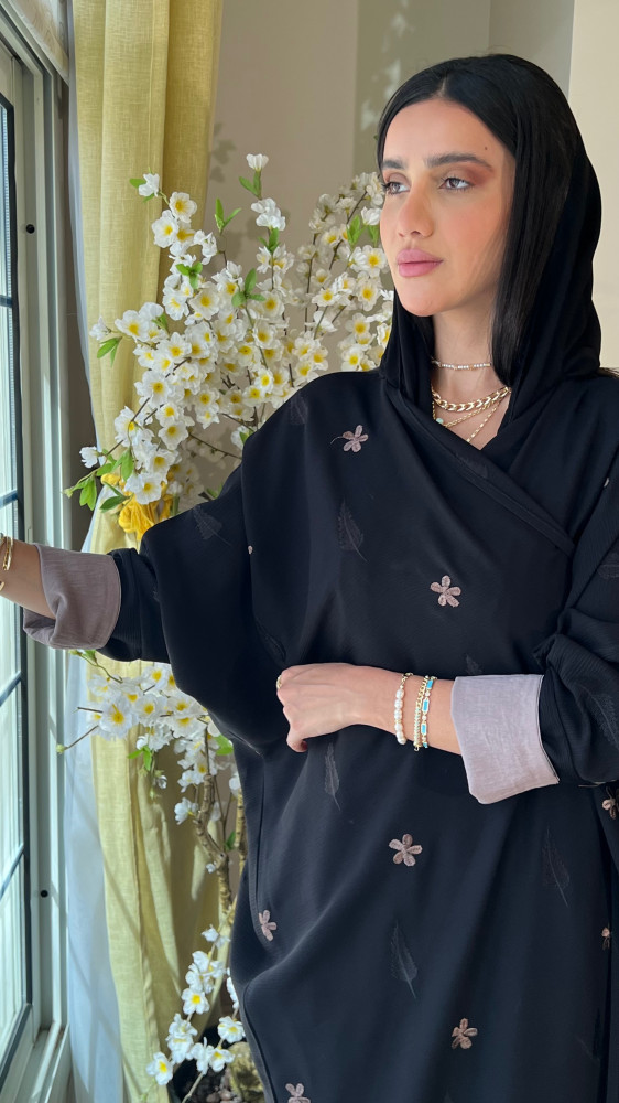 عباية سوداء كريب مايتعرفط مزينه بأكمام تل مبطنه ومطرزة بالخيوط الملونة