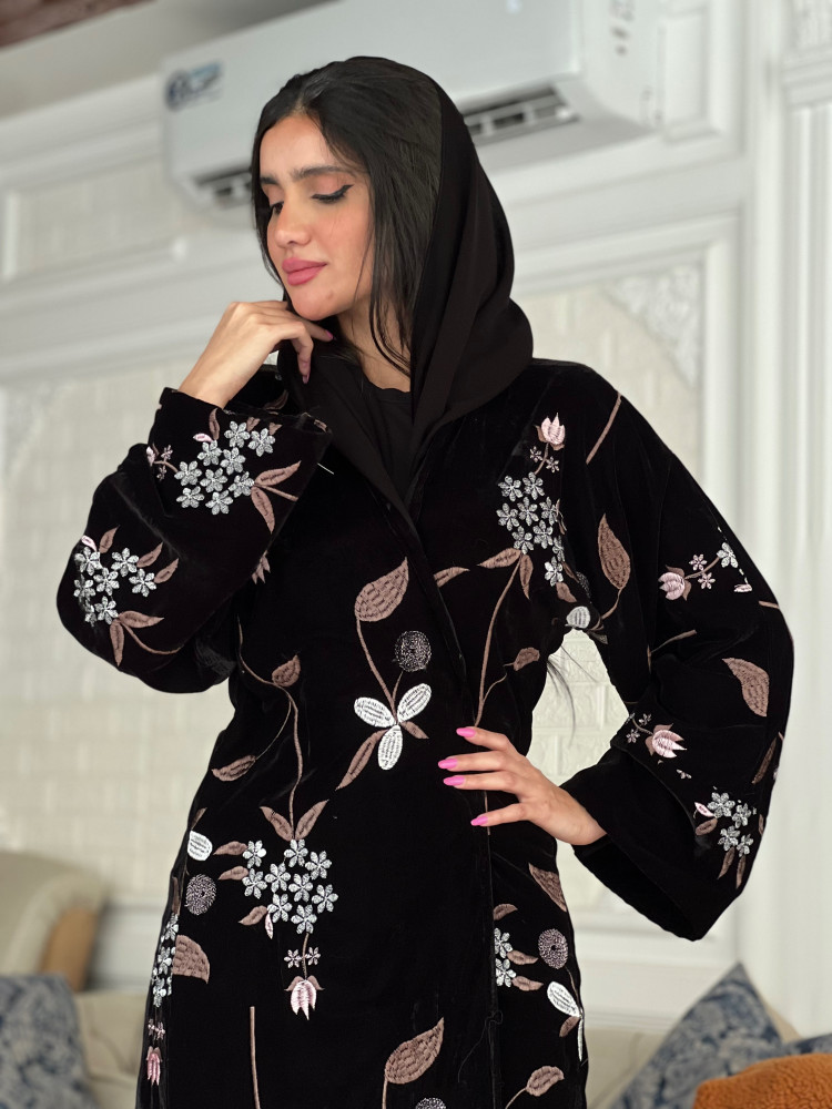 عباية مخمل مطرزة بالخيوط البرونز والفضي بالكامل