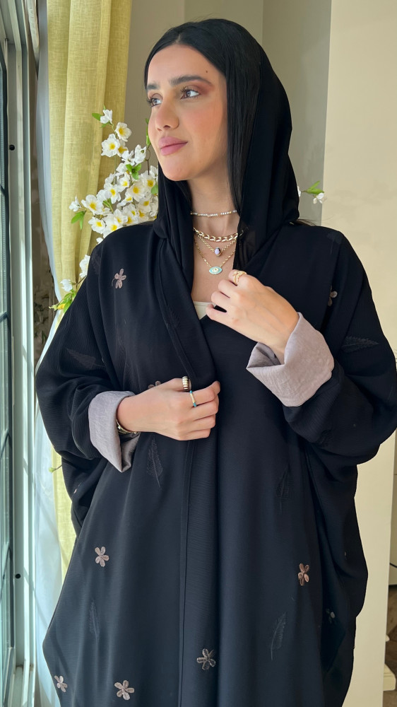 عباية سوداء كريب مايتعرفط مزينه بأكمام تل مبطنه ومطرزة بالخيوط الملونة
