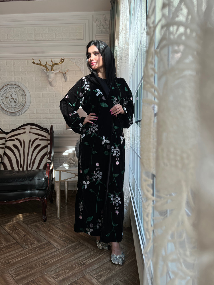 عباية مخمل مطرزة الخيوط الملونة بالكامل
