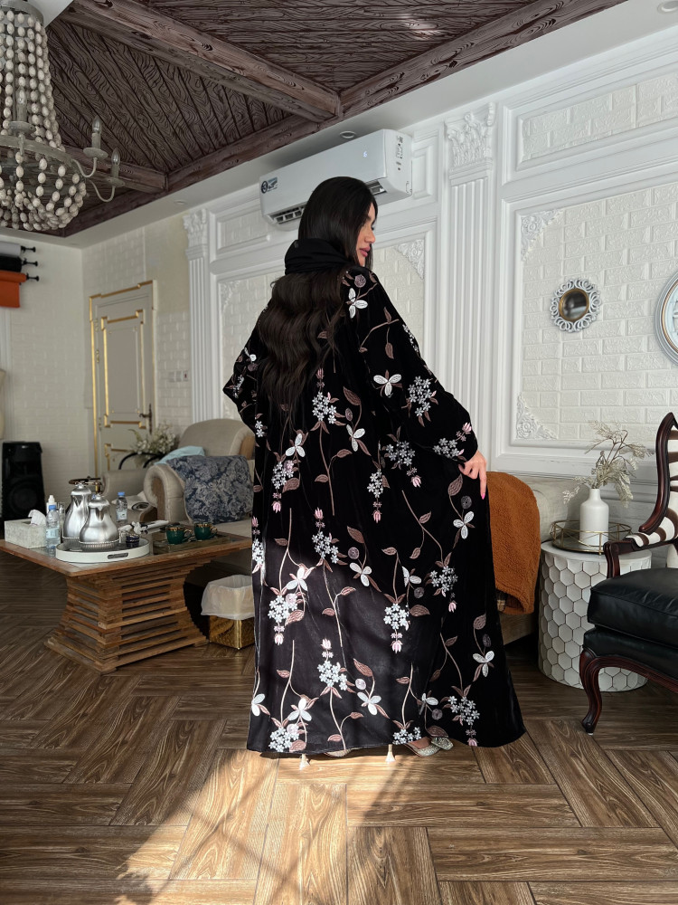عباية مخمل مطرزة بالخيوط البرونز والفضي بالكامل