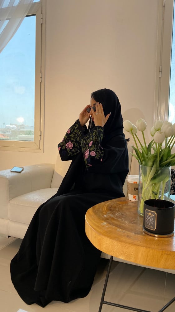 عباية مطرزه ورود  الجوهرة للعبايات وأقمشة ملونة في سوق العبايات   جوهر