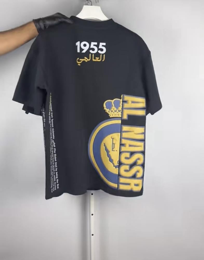 قميص نادي النصر أسود بطباعة العالمي 1955 وتصميم جانبي