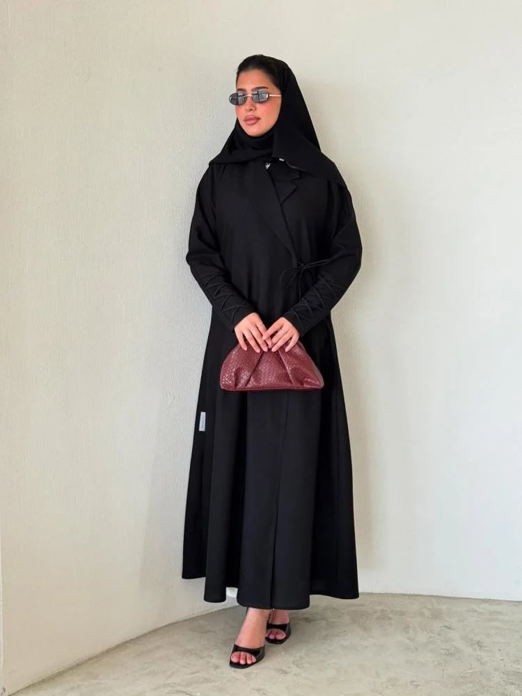 عباية بليزر سوداء بياقة عريضة وأكمام بكسرات مميزة