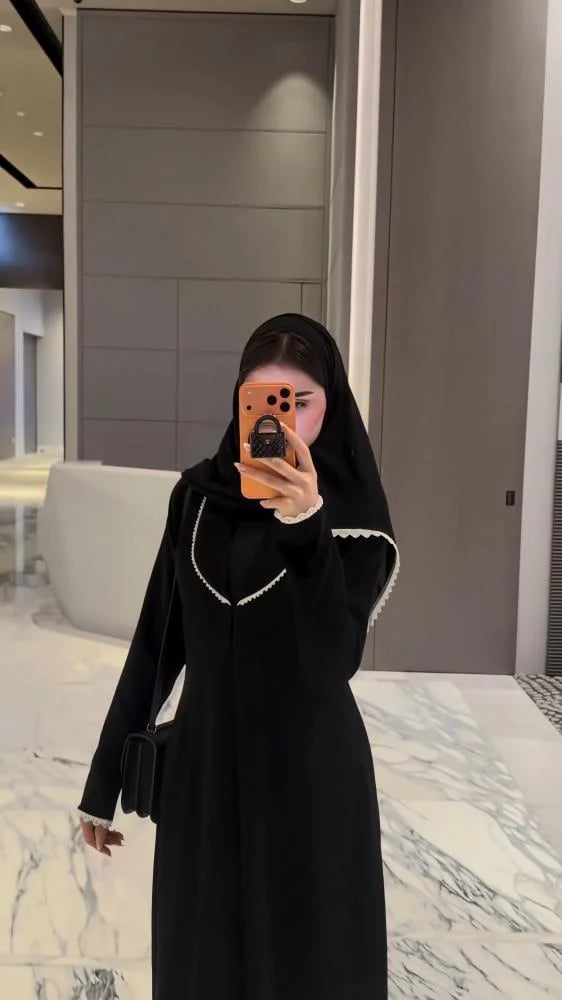 عباية كريب ملكي سوداء بقصة بليزر ولؤلؤ أنيق على الصدر