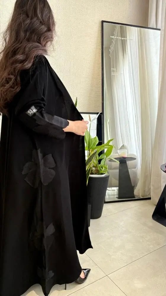 عباية حلوة سوداء بتفاصيل ورد بارزة وناعمة