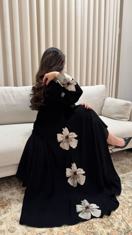 عباية سوداء بتطريز ورود كبيرة بارزة بتصميم أنيق