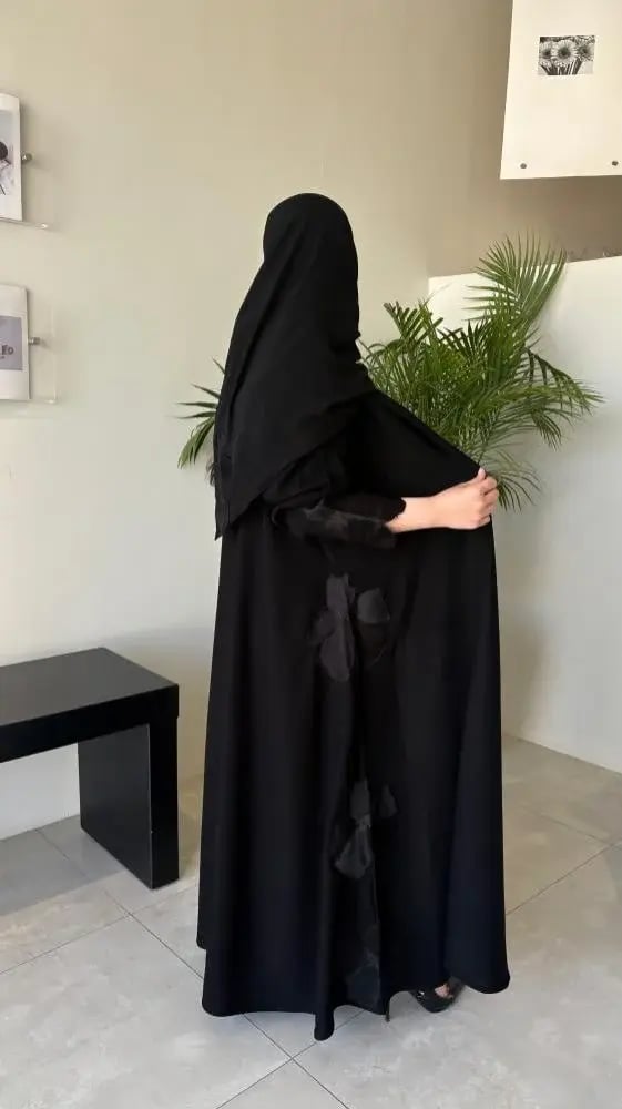 عباية أناقة سوداء بورود كبيرة بنفس لون العباية