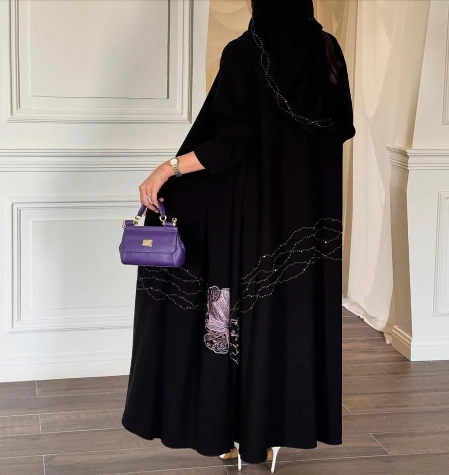 عباية سوداء واسعة مزينة بوردة موف وتطريز لامع