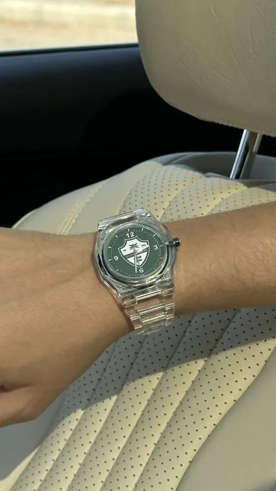 ساعة نادي الأهلي السعودي بتصميم شفاف عصري وأنيق