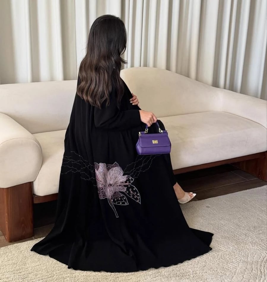 عباية نسائية سوداء بتطريز ورد كبير بدرجات الموف