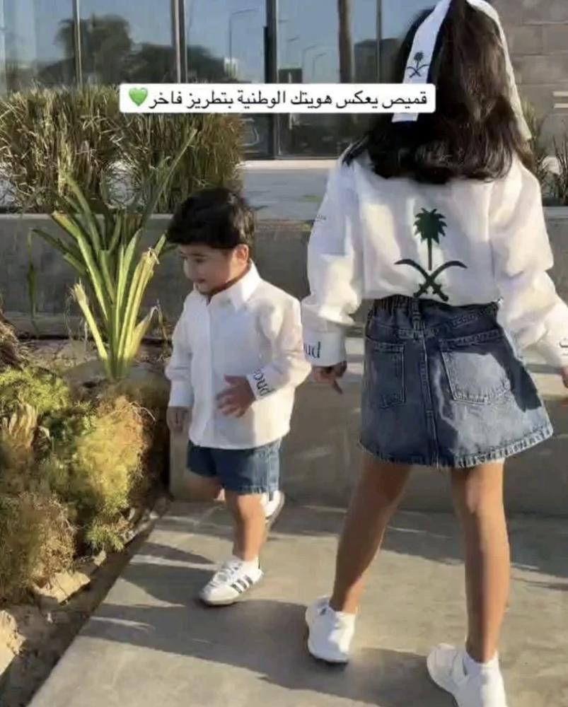 قميص كتان بتطريز شعار سيفين ونخلة اطفال