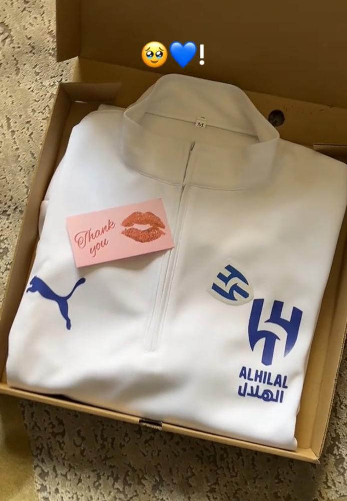 سويتر ناديك المفضل- أبيض - بفتحة أصبع