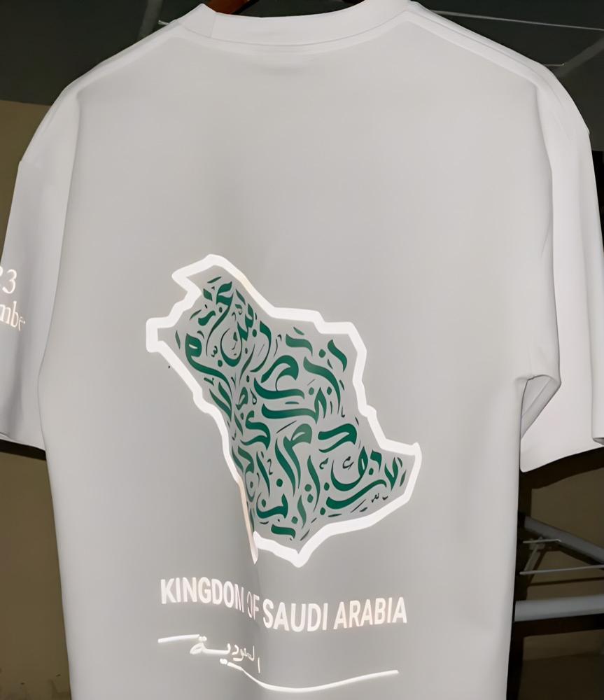 تيشيرت اليوم الوطني مضيئ أبيض