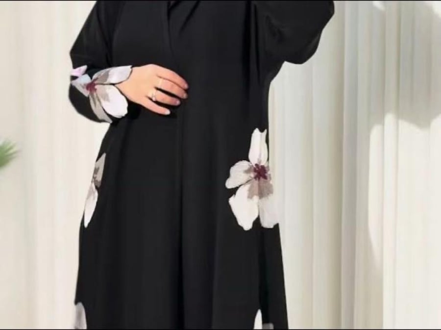 عباية سوداء طويلة بتطريز ورود على الأكمام والجوانب