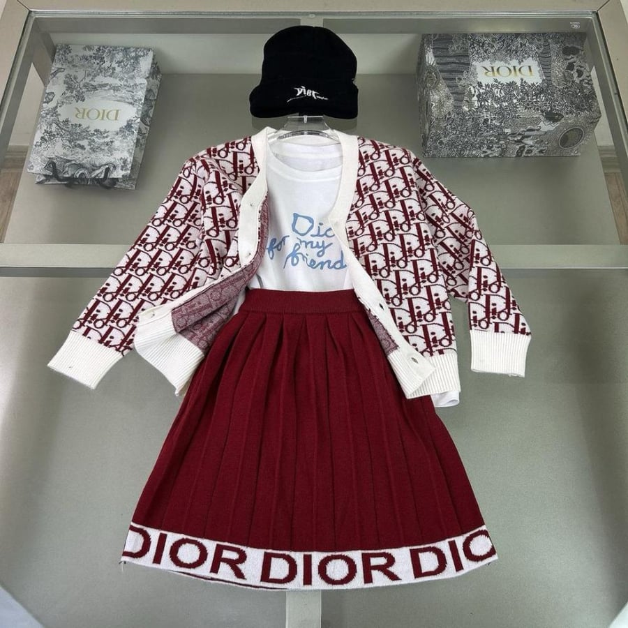 Girls' winter suit of four pieces (hat + skirt + long-sleeve inner blouse + jacket)