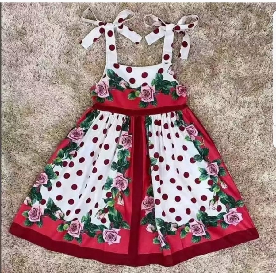 Very elegant dress with shoulder ties