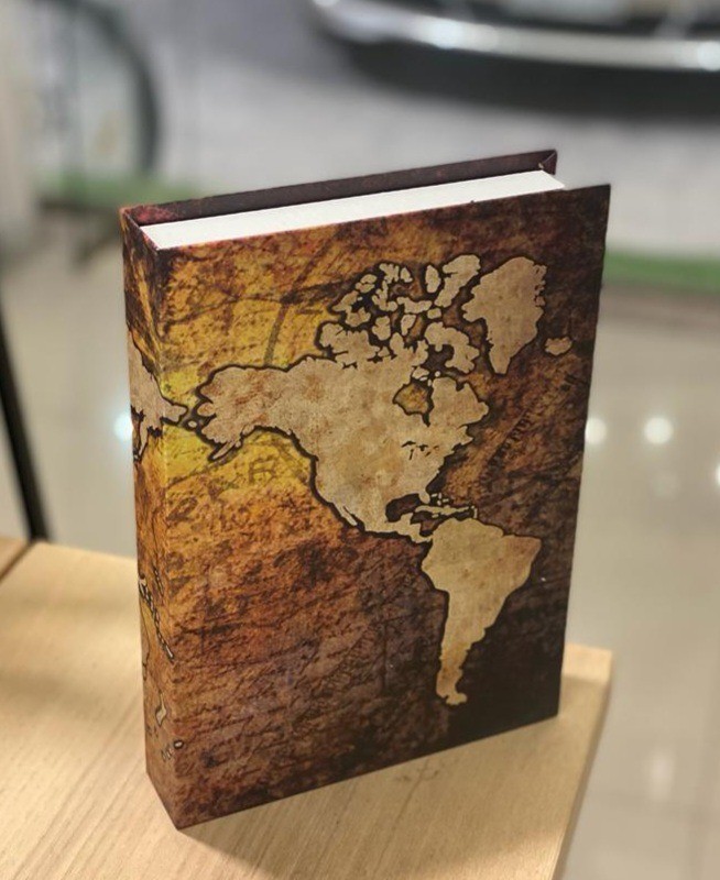 كتاب ديكور بغلاف عتيق يحمل خريطة العالم.