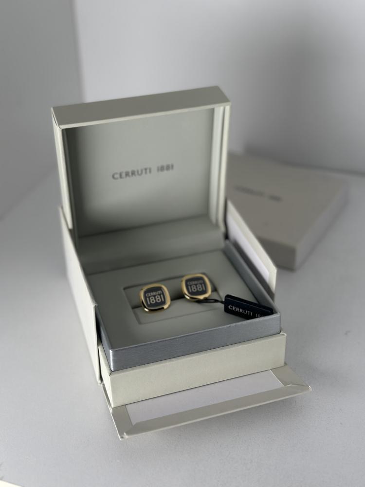 كبك  ماركة CERRUTI 1881، وهي أكسسوار فاخر وأنيق