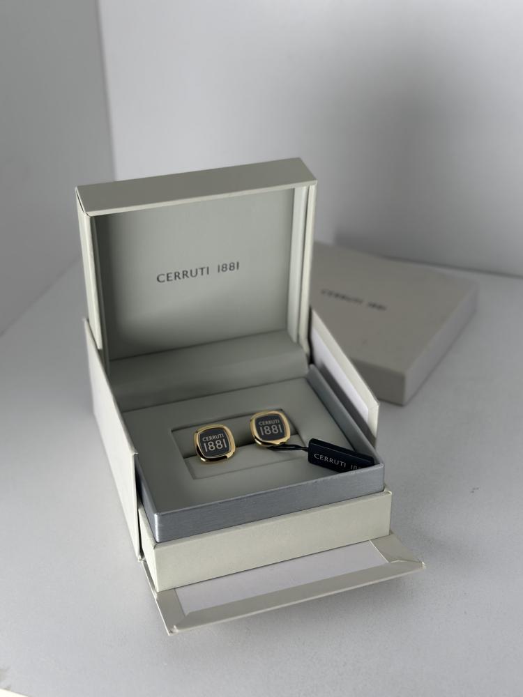 كبك  ماركة CERRUTI 1881، وهي أكسسوار فاخر وأنيق