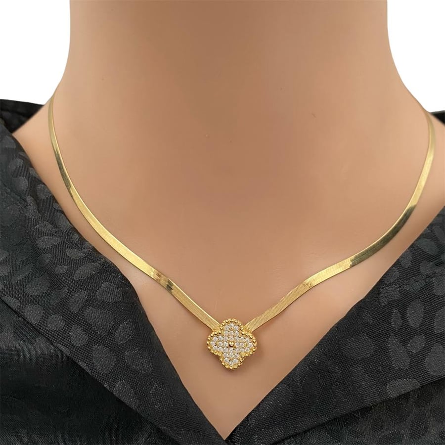 18-karat gold flat necklace, weighing 5.52 grams