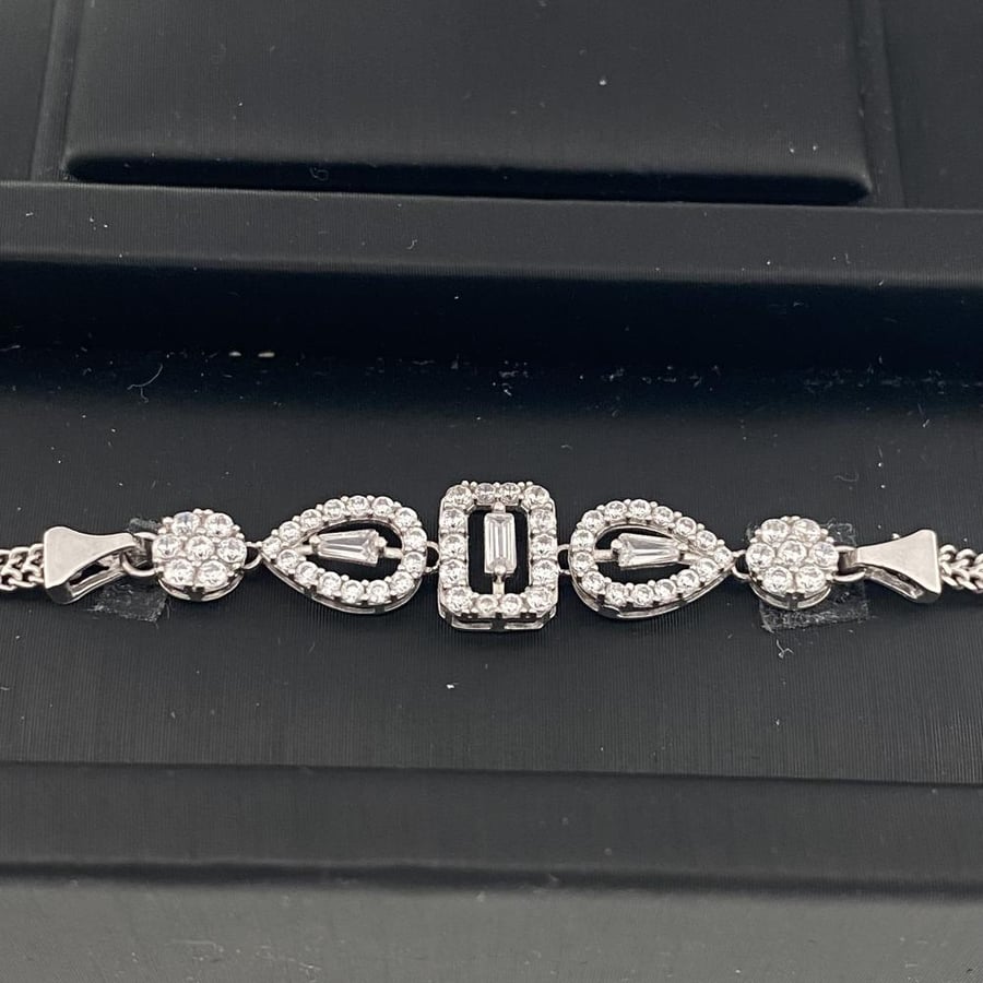 White gold set, 18 karat, weighing 21.64 grams