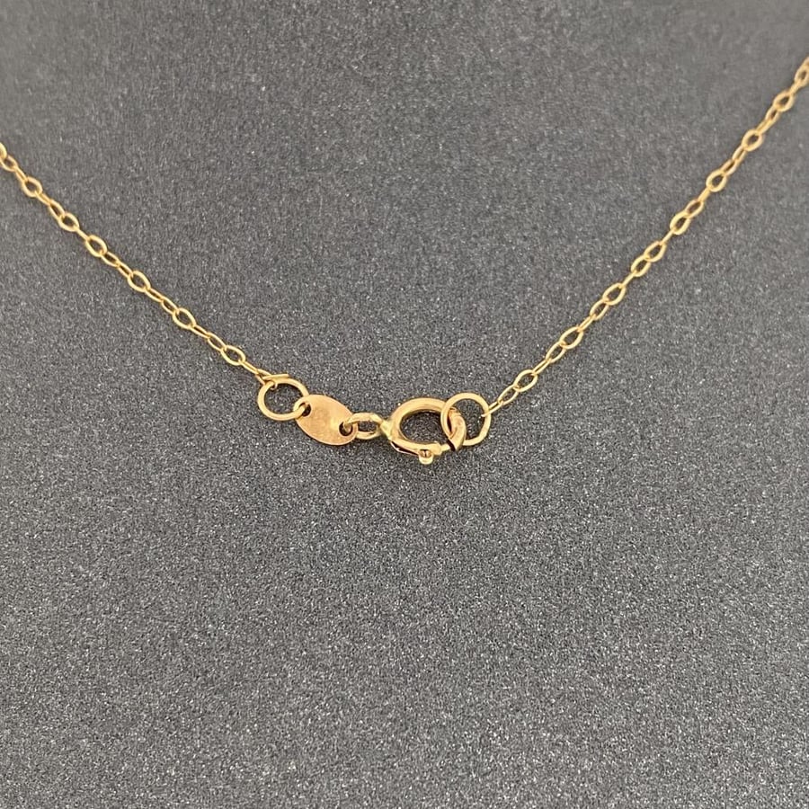 21-karat gold necklace, weighing 1.35 grams