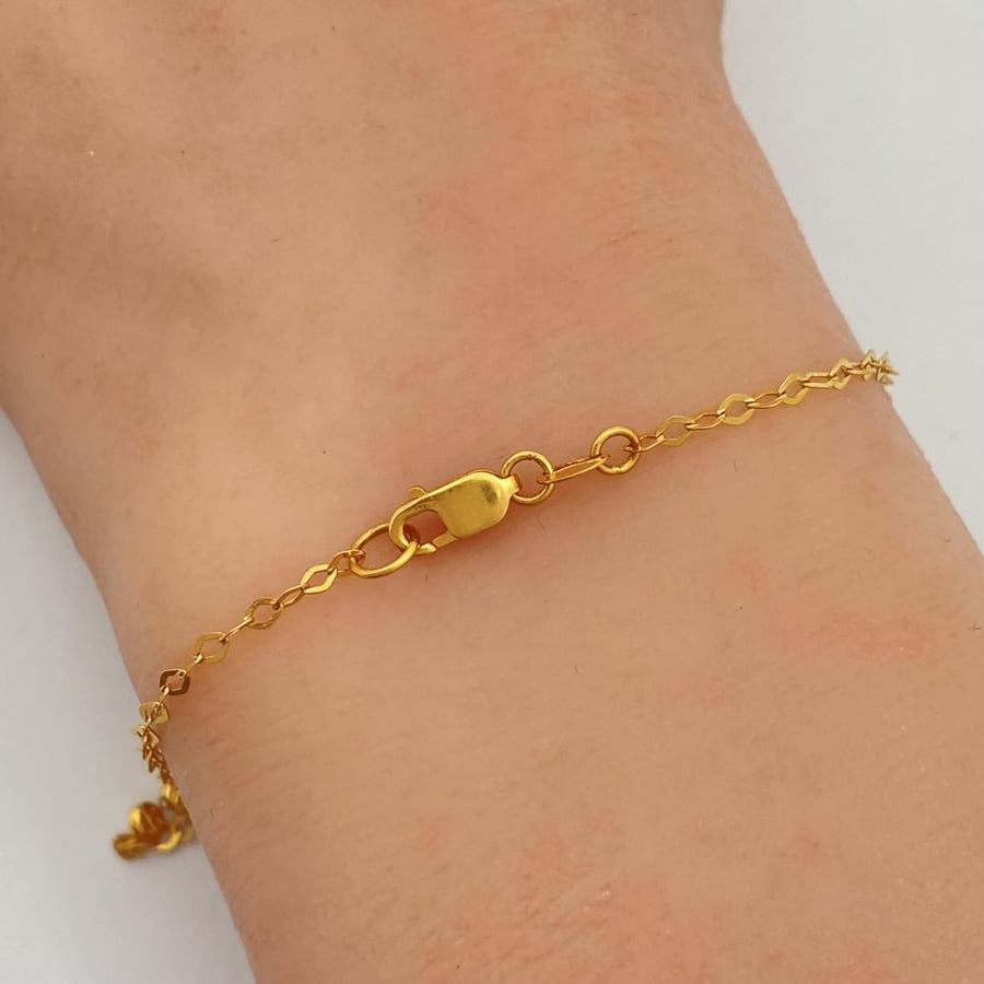 21 karat gold bracelet with blue beads, weight 2.57 grams