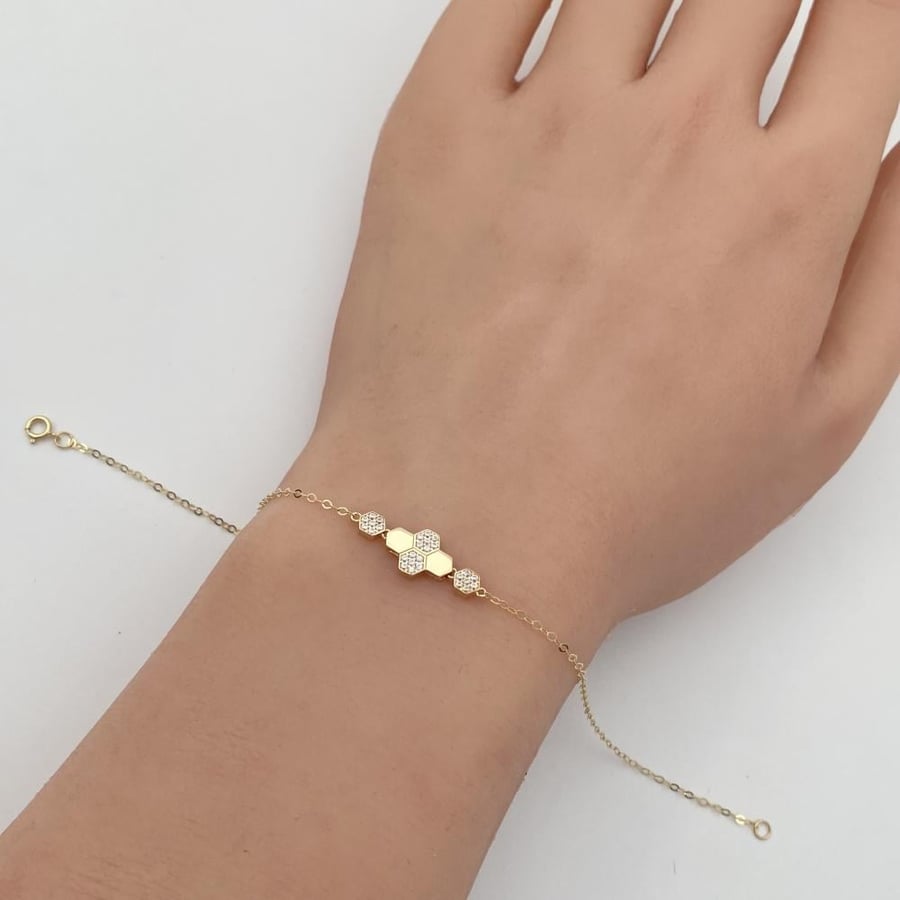 18 karat gold bracelet, weight 0.89 grams