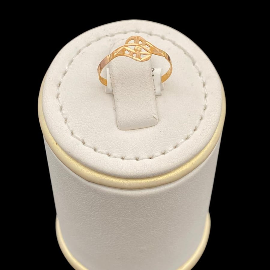 21 karat gold ring, weight 0.38 grams