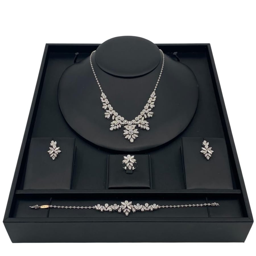 White gold set, 18 karat, weighing 27.44 grams