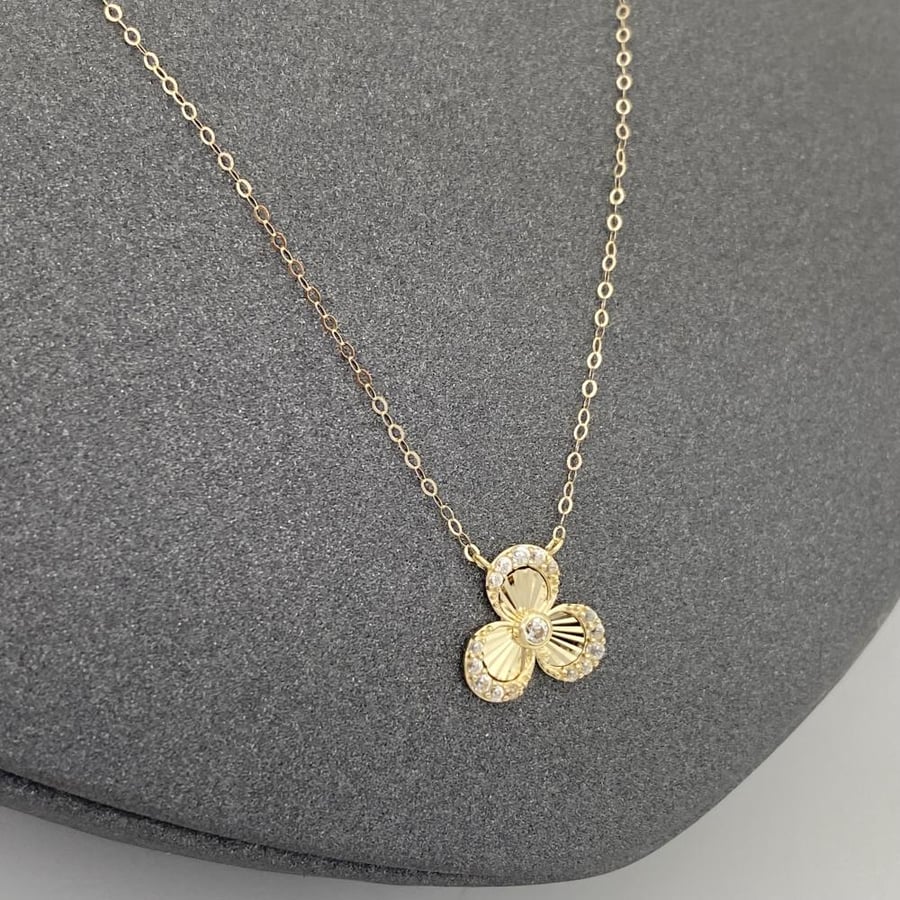 18-karat gold necklace, weighing 0.76 grams