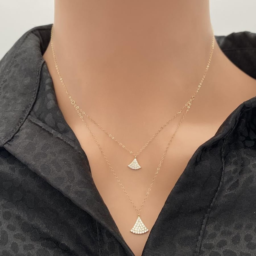 18-karat gold necklace, weighing 1.12 grams
