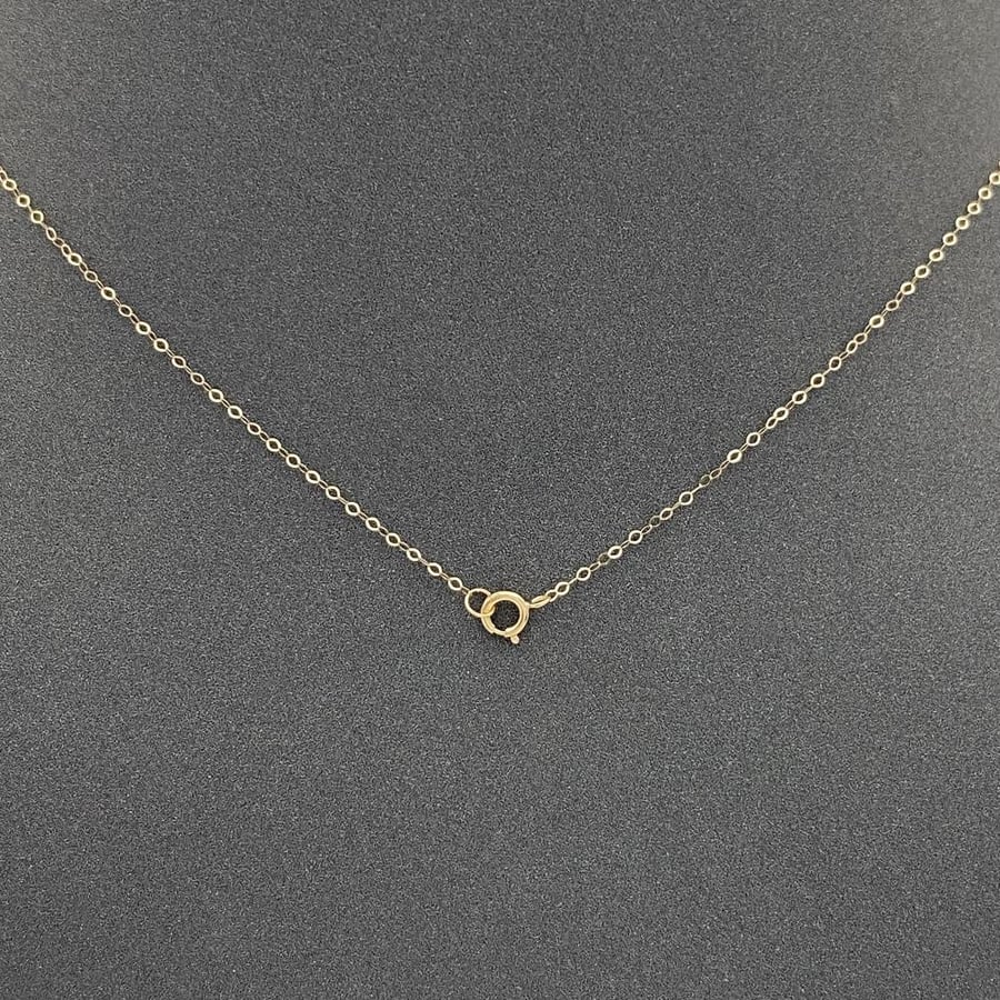18-karat gold necklace, weighing 1.56 grams