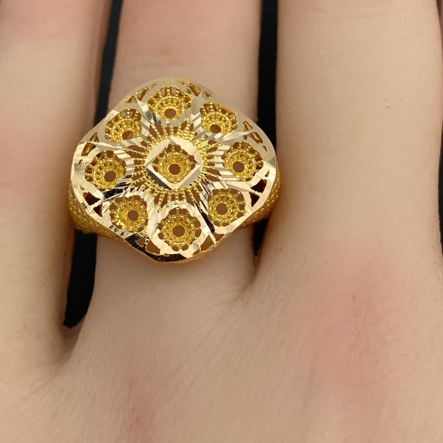 The best 21 karat gold ring for a wonderful look, weighing 3.12 grams