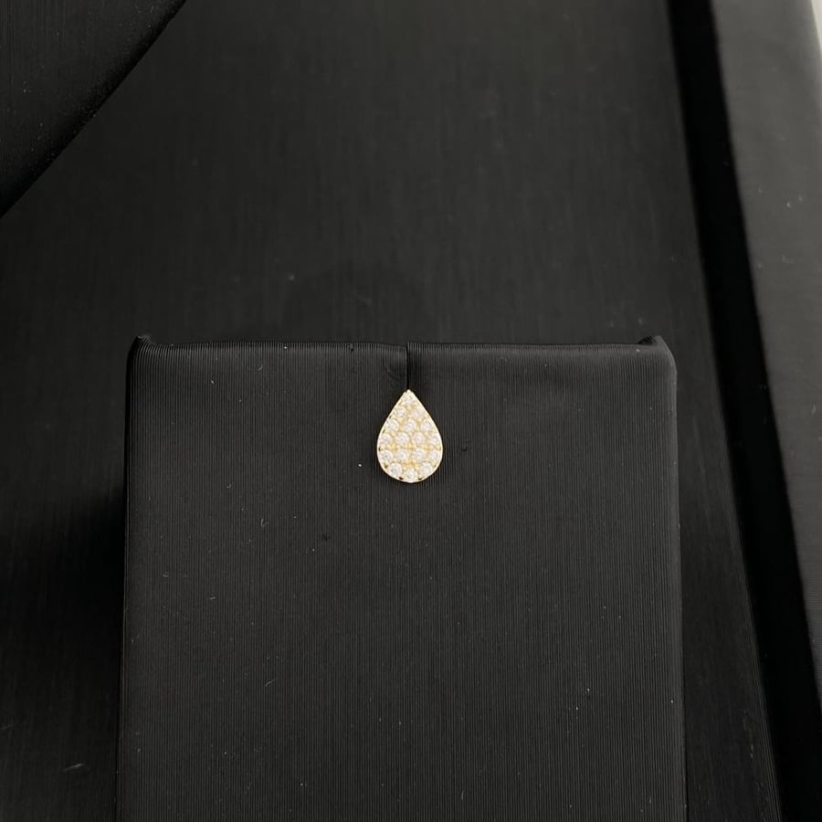 18 karat gold set, weight 3.01 grams