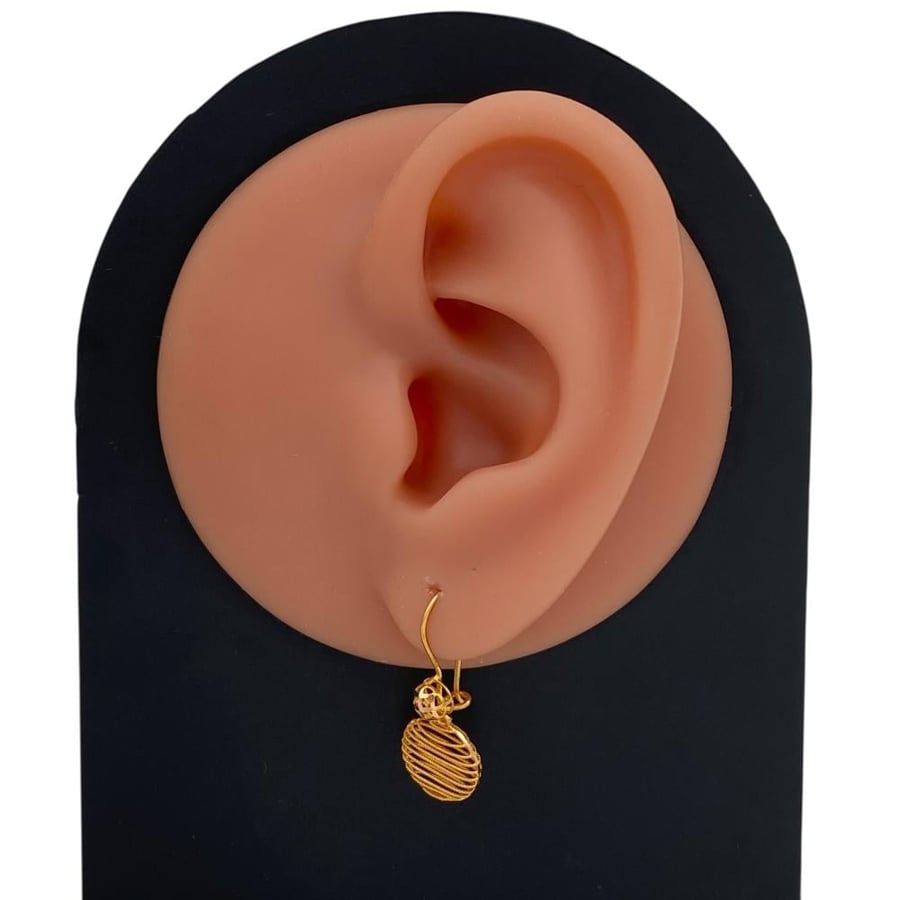 21-karat gold earrings, weighing 1.33 grams