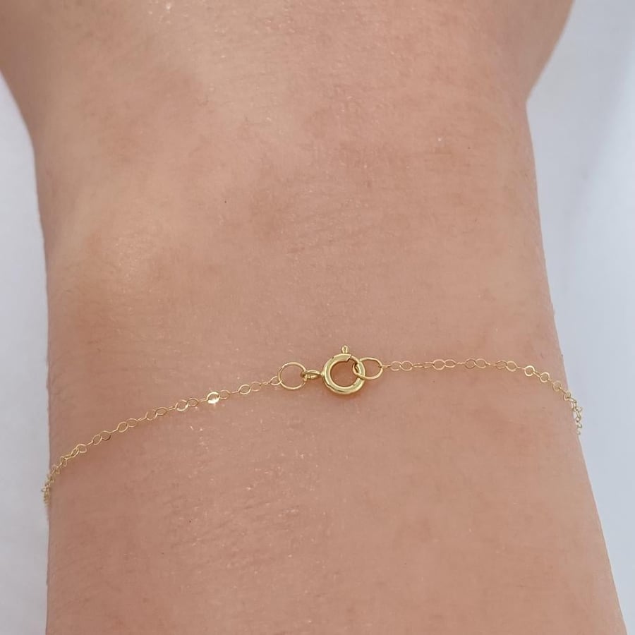 18-karat gold hand weighing 1.34 grams